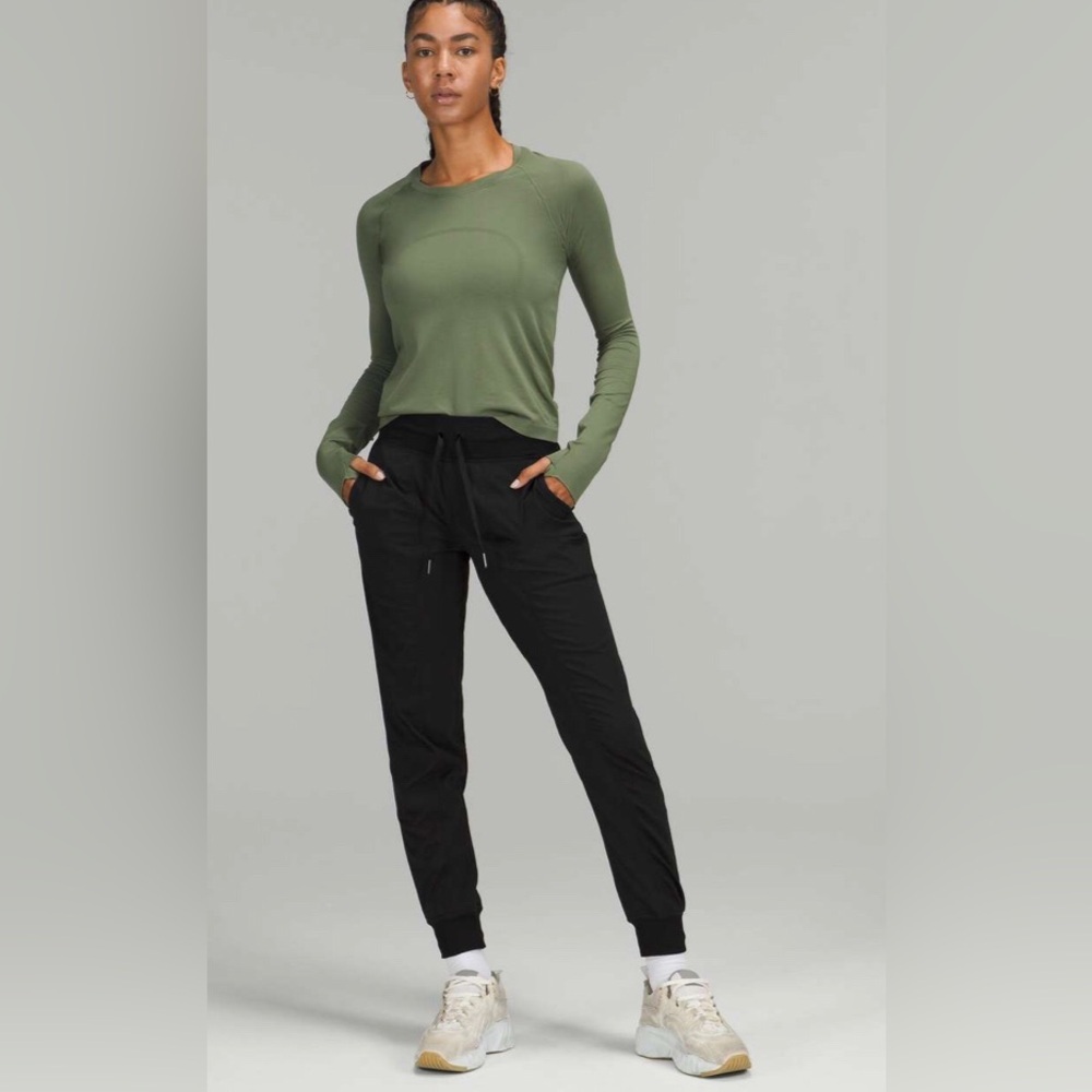 LULULEMON DANCE STUDIO MID-RISE JOGGER BLACK SIZE 4 newer style  FULL LENGTH